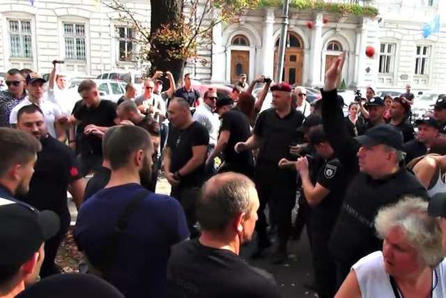 Активисты забросали помидорами участников пророссийского митинга во Львове