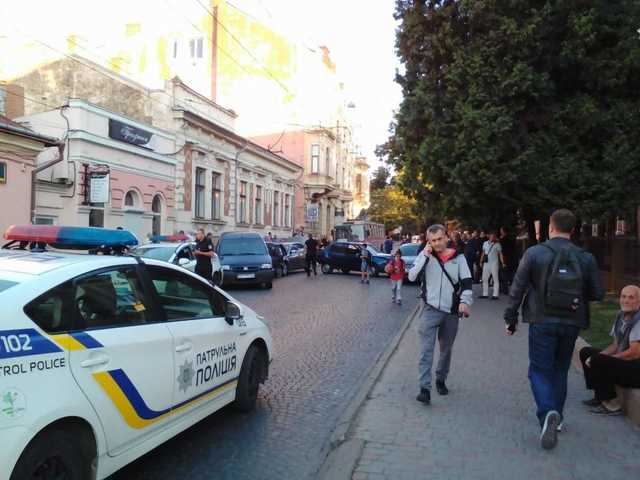 В Черновцах полицейское авто попало в ДТП с четырьмя машинами