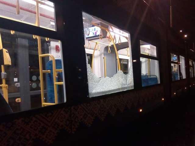 В Киеве на Борщаговке вандалы разбили новый трамвай