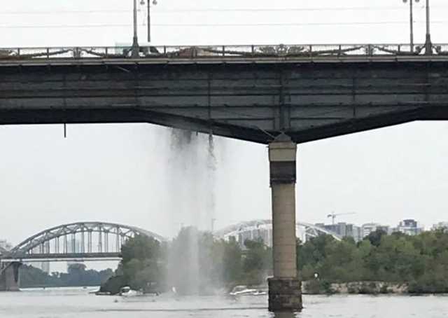 Замироточил: В Киеве мост Патона превратился в фонтан