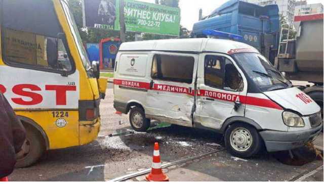 В Одессе маршрутка врезалась в автомобиль скорой помощи