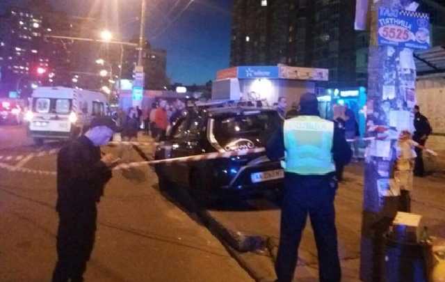 В Киеве такси въехало в остановку с людьми