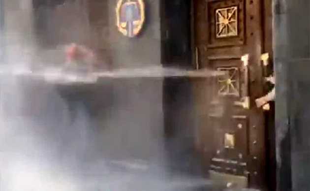 Під будівлею ГПУ учасників мітингу поливають водою: відео