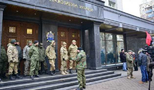 Националисты подрались с полицией и подожгли мусорный бак под ГПУ