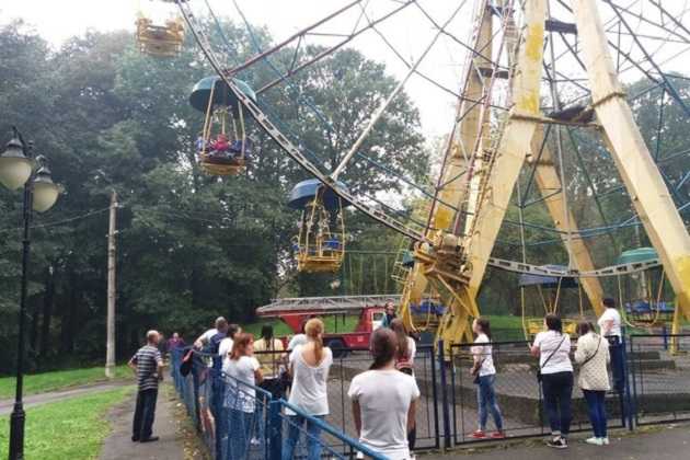 На Прикарпатье ребенок остался висеть в сломанном колесе обозрения
