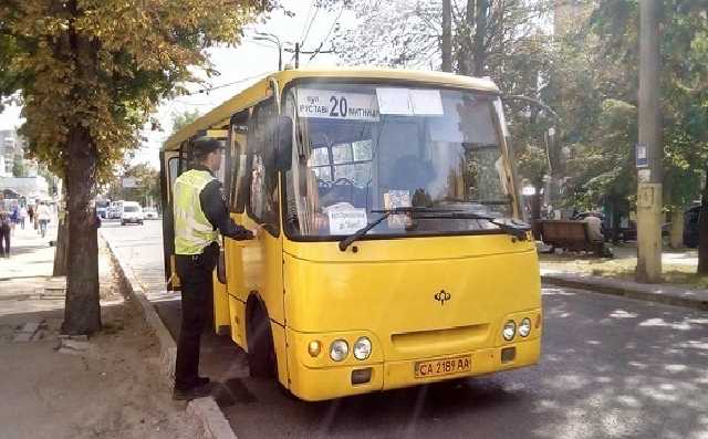 ’’Деньги давай’’: в Черкассах водитель маршрутки пытался сбежать после ДТП