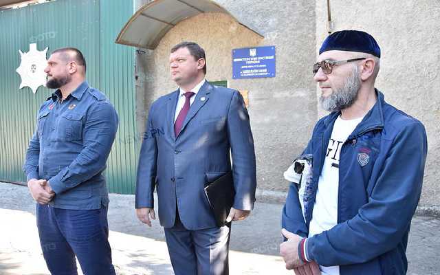 В Николаеве торжественно выпустили чеченца, которого собирались экстрадировать в Россиию