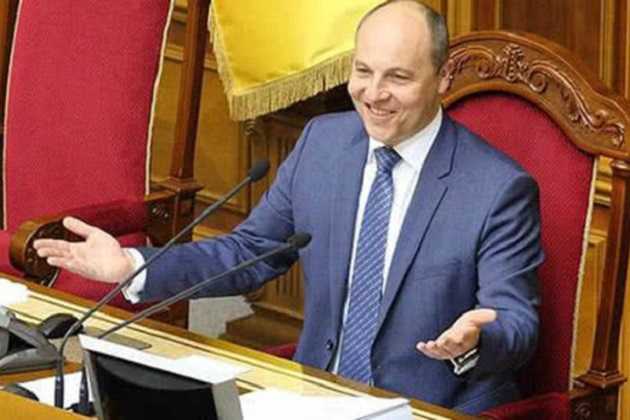 Парубий со скандалом подписал закон о количестве членов ЦИК и передал президенту