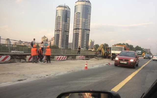 Киев встал в глобальной пробке из-за одновременного ремонта двух мостов