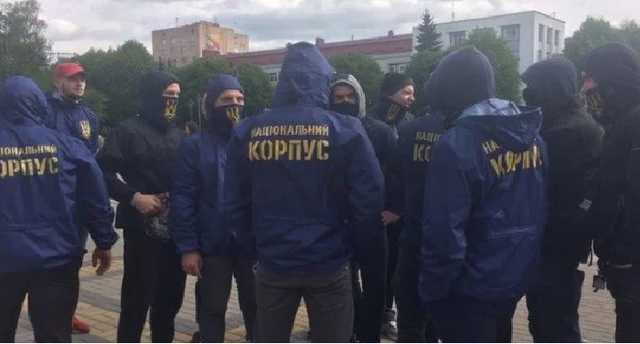 Радикалы пришли под Администрацию Президента и приковали себя к забору