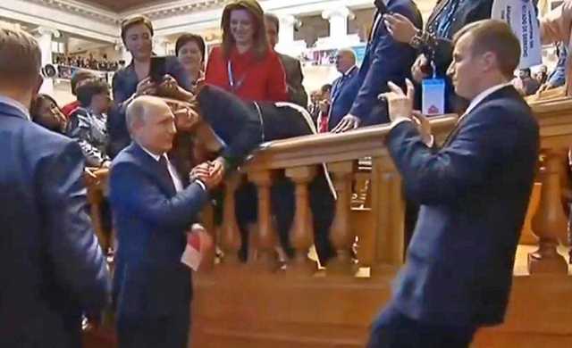 ’’А где Путин? Затоптали?’’ Президента России атаковали женщины