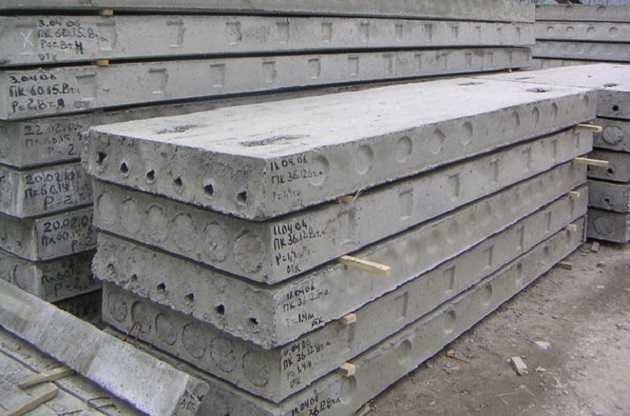 В Одесской области рабочего придавило бетонной плитой