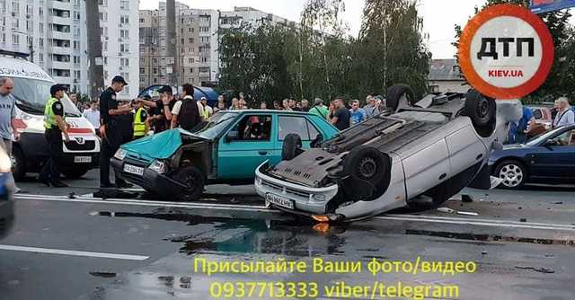 В Киеве неадекватный водитель, убегая от полиции, влетел на встречку, зацепив 4 машины