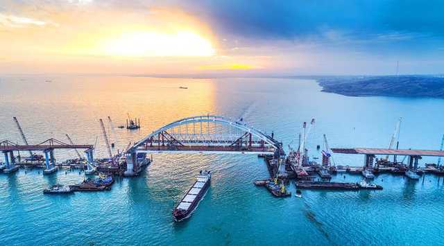 Показали, чей Крым: в сети обсуждают прохождение украинскими кораблями керченского моста