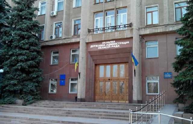 В Николаеве районную администрацию завалили мусором