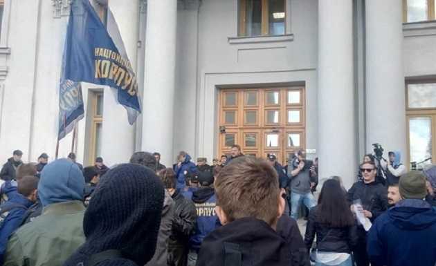 "Нацкорпус" пикетирует МИД из-за паспортного скандала на Закарпатье