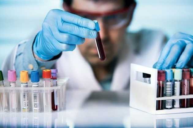 Гройсман рассказал, когда украинцы смогут сдавать анализы бесплатно