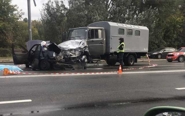 В Киеве в жутком ДТП разбился полицейский: город замер в пробках