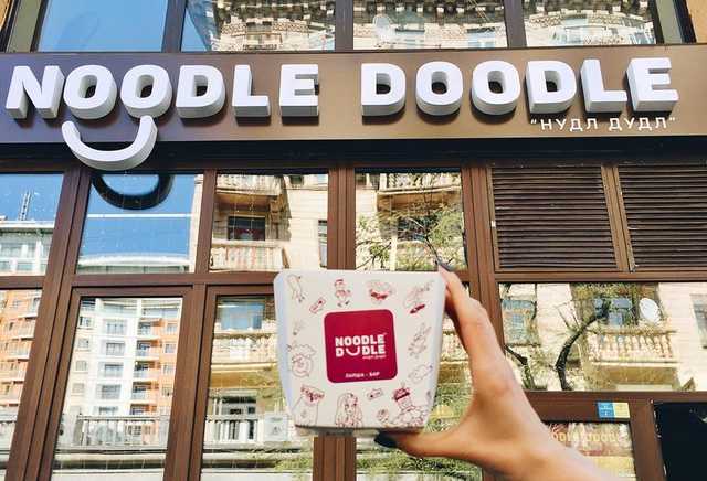 В сети закусочных азиатской кухни «Noodle Doodle» кормят людей тараканами и личинками