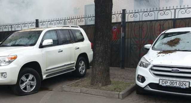 Посольство РФ в Киеве возмутилось из-за облитых фекалиями машин