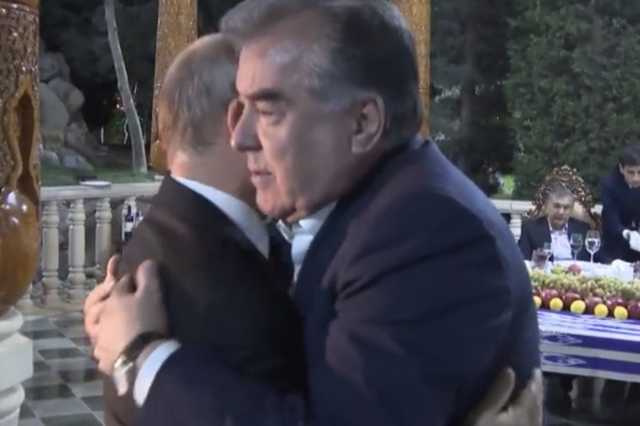 Взял за руку и показал свои арбузы: президент Таджикистана потрогал Путина