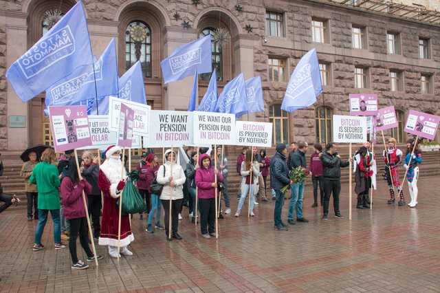 В Киеве рядом с синей рукой появился памятник трехглавому разноцветному уроду