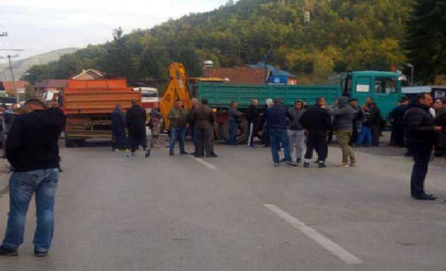 Сербы заблокировали дорогу на границе с непризнанным Косово