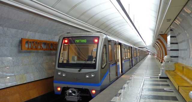 В Москве украинец погиб, упав на рельсы метро - росСМИ