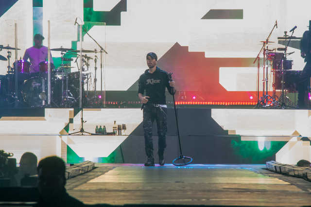 Иглесиас в Киеве поцеловал фанатку на сцене и собрал полный стадион сотрудников АТБ