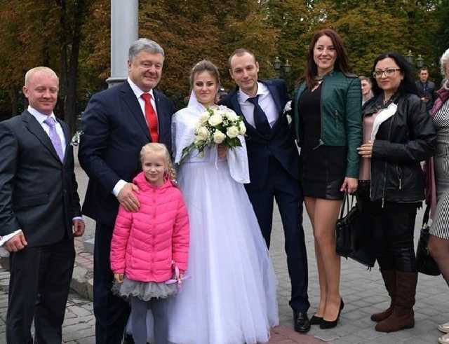 Порошенко в Харькове остановил кортеж и сфотографировался с молодоженами