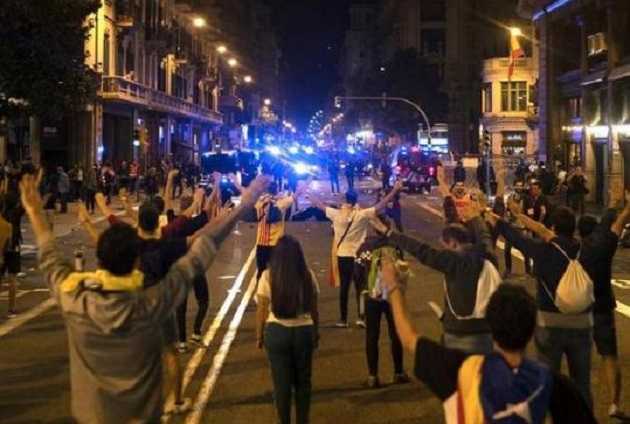 Массовые беспорядки в Барселоне: полиция применила силу