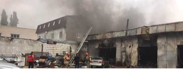 В Киеве вспыхнул ангар с автомобилями