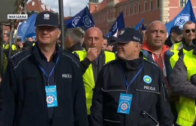 В Варшаве проходит массовая акция работников правоохранительных органов