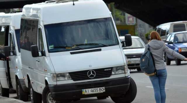 В Сумах автоперевозчик заявил о рейдерском нападении десятков парней, которые повредили маршрутки