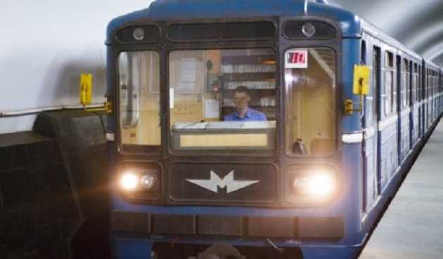 В Харьковском метрополитене мужчина прыгнул под поезд