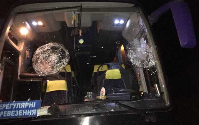 В Ровно автобус с прихожанами УПЦ забросали камнями