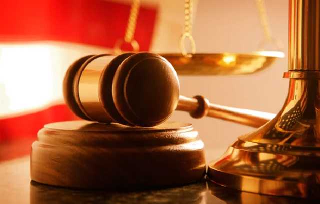 В Кривом Роге недовольная судьей женщина заняла ее место и пыталась провести заседание