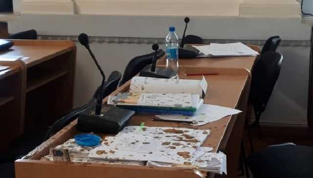 В Николаеве троих депутатов облили фекалиями