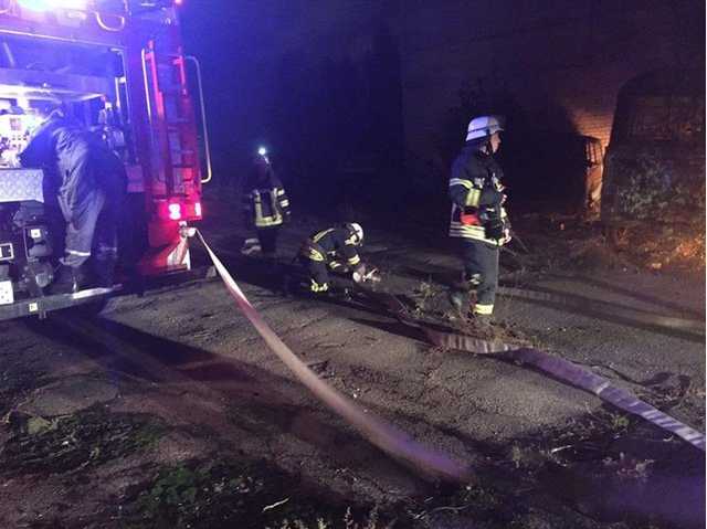 В Киеве на территории недействующего завода сгорели четыре автомобиля