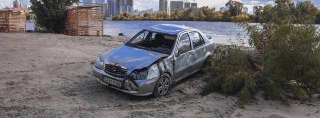 В Киеве на Днепровской набережной мужчина утонул в собственном авто