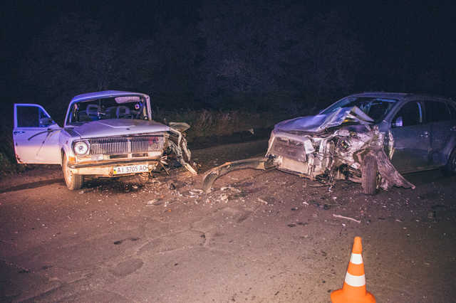 В Киеве на Троещине Mitsubishi лоб в лоб протаранил «Волгу»: пострадали два человека