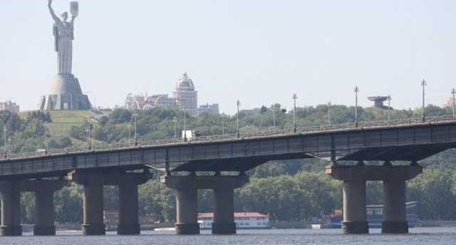 В столице закрыли мост Патона