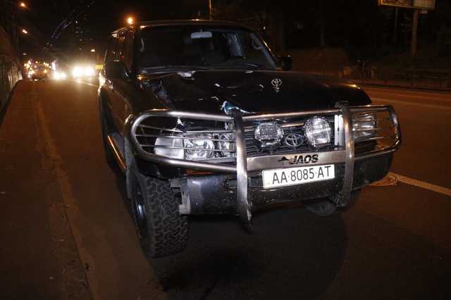 В Киеве Toyota Land Cruiser насмерть сбила мужчину