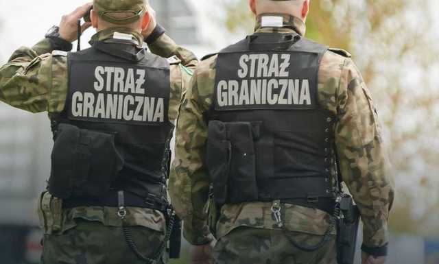 Польські прикордонники ретельно перевіряють документи українців, які повертаються додому