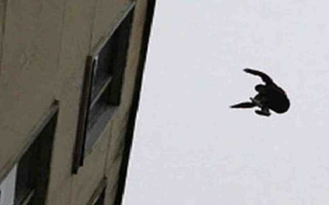 Хотел рассказать о любви. Парень сорвался с 4-го этажа общежития в Бердянске