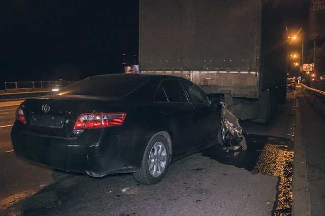 В Киеве на Надднепрянском шоссе Toyota влетела под фуру: пострадал водитель