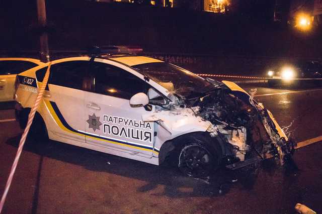 В Киеве на Берестейской полицейский Prius зацепил Volkswagen и разбился об отбойник