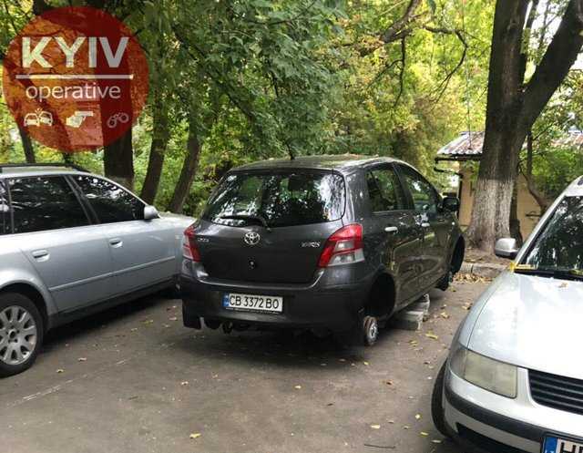 На Соломенке в Киеве украли колеса нескольких иномарок