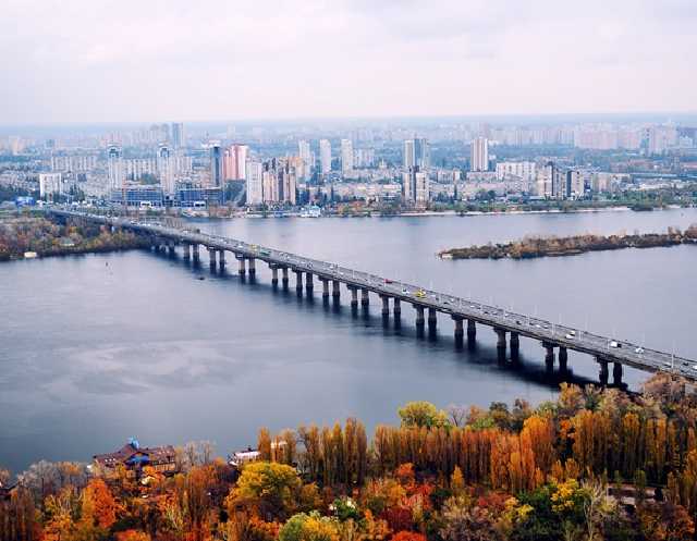 У Києві з мосту Патона прибрали 82 рекламні вивіски