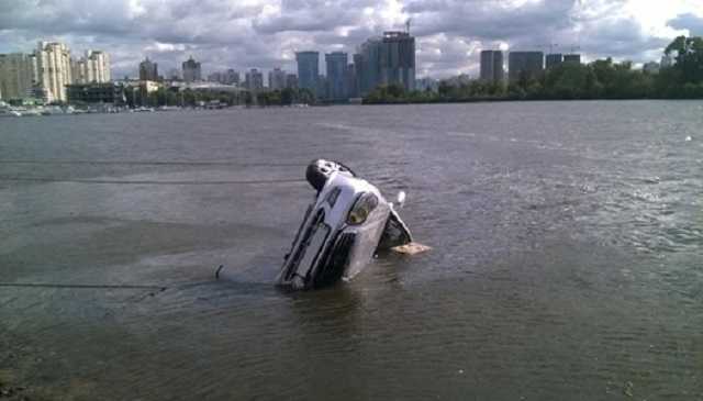 В Киеве обнаружили тело мужчины в машине, которая плавала в Днепре